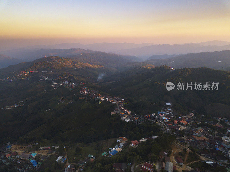 鸟瞰图(无人机拍摄)在泰国清莱的Doi Mae Salong